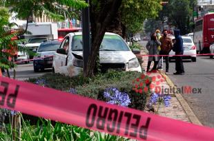 El taxi quedó chocado contra un árbol e intervino personal de la FGJEM.