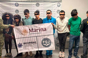 Al aproximarse, los agentes observaron objetos con apariencia de armas, por lo que marcaron el alto a los ocupantes para realizar una revisión preventiva, conforme a los protocolos de seguridad.