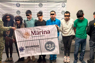 Al aproximarse, los agentes observaron objetos con apariencia de armas, por lo que marcaron el alto a los ocupantes para realizar una revisión preventiva, conforme a los protocolos de seguridad.