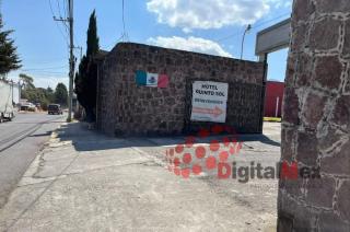 Empleados del hotel encontraron el cuerpo y llamaron a las autoridades correspondientes.