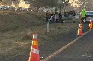 Elementos policíacos arribaron al sitio para abaderarlo y desviar la circulación a los carriles centrales