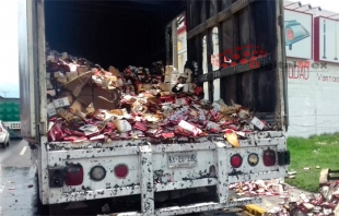 Se incendia camión cargado de condones en la México-Toluca