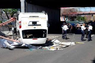 El accidente se registró en la estructura de la avenida Los Maestros, en dirección a Satélite.