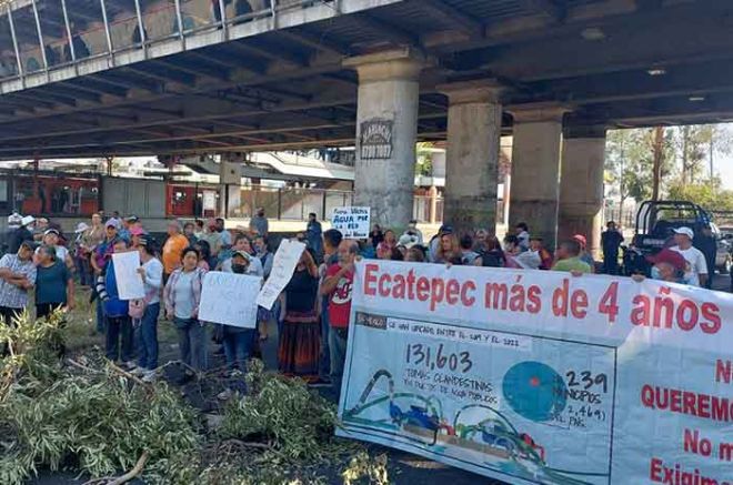 Los inconformes se apostaron tanto en las laterales como en los carriles centrales.