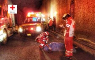 Fue minutos antes de las 23:00 horas de este lunes cuando sonaron las sirenas de las ambulancias de la Cruz Roja de Metepec que se dirigirían al puente de dicha avenida.