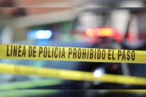 Según los primeros reportes, vestía botas negras y un vestido verde. La policía indicó que presentaba huellas de violencia, principalmente en la cabeza.