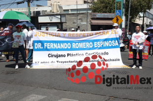 Familiares, amigos y colegas del cirujano Fernando “N” marcharon de las Torres Bicentenario al Palacio de Gobierno.