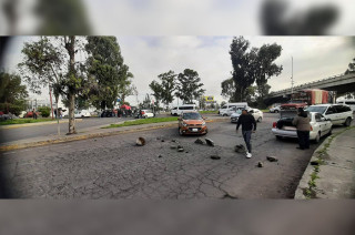 La protesta fue motivada por un reciente caso en el que policías municipales habrían despojado de sus pertenencias a uno de los comerciantes del grupo.