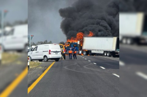 Bloqueos y vehículos incendiados durante una jornada de violencia.
