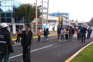 Los estudiantes subrayaron que el bloqueo responde a la falta de acciones contra la violencia dentro de la facultad. “Estamos aquí por cuestiones de violencia hacia nuestras compañeras y compañeros”, señalaron.