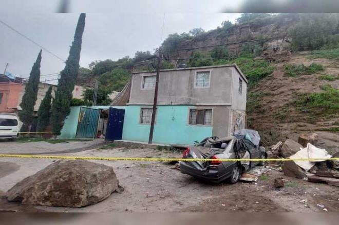 La caída de la roca dejó afectaciones en varias piezas del domicilio.