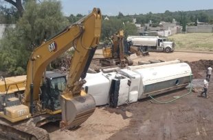 Pipa de 25 mil litros terminó volcada sobre su costado izquierdo durante los trabajos del tren AIFA-Pachuca en Tecámac.