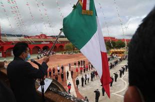 Con gran fervor patrio Raúl Ascencio Pilar, dio el grito desde el balcón