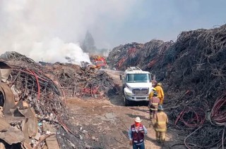 Más de 100 bomberos continúan trabajando para sofocar el fuego, que ya suma más de 50 horas de esfuerzos.