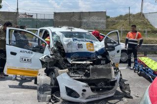 Taxi involucrado en el choque sobre la carretera Toluca–Atlacomulco.