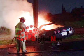 Bomberos de Metepec controlaron las llamas y la policía puso ambos vehículos a disposición del Ministerio Público.