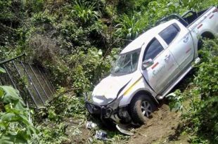 Se accidentó una camioneta blanca de la marca Mitsubishi color blanca.