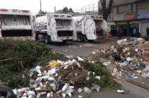 Los cinco camiones recolectores del área de Servicios Públicos con los que impiden el paso en la Vía Morelos, a la altura de Xalostoc, fueron descargados sobre el pavimento.