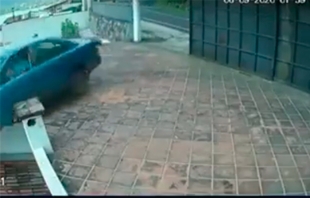 #Video: Auto pierde control y queda en techo de casa de #ValledeBravo