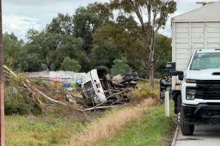 La pipa de agua quedó volcada sobre un árbol tras salir de la carpeta asfáltica en el kilómetro 17 de la autopista México-Pirámides.
