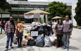 Continúan estudiantes de Humanidades con la colecta de juguetes