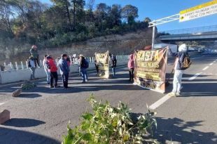 Los manifestantes también mostraron pancartas para también pedir el apoyo de las unidades aéreas del grupo Relámpago.