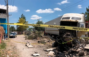 #Ecatepec: Tráiler embiste auto en que viajaban unos albañiles; uno murió