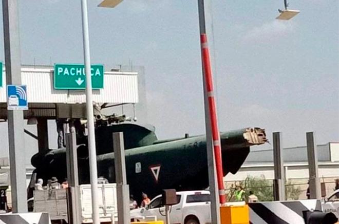 El fuselaje de un helicóptero en desuso, se atoró mientras era trasladado por la autopista México-Pachuca