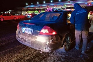 Los agresores se dieron a la fuga, dejando atrás el cuerpo del conductor, quien fue cubierto con una sábana blanca por paramédicos tras confirmar su fallecimiento.