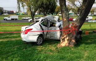#Video: #Toluca: fallece conductor al chocar contra árbol en Paseo Tollocan