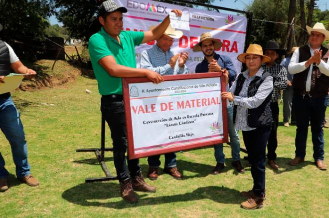 La alcaldesa de Villa Victoria encabezó el inicio de cuatro obras de infraestructura vial en diversas localidades.