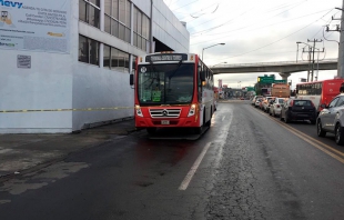 Muere pasajero de transporte al resistirse a asalto en Toluca