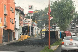  El vehículo perdió el control tras quedarse sin frenos, impactando al menos tres automóviles 