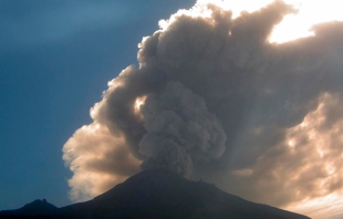 Popocatépetl inicia la Semana Santa con alta emisión de ceniza