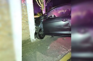 El conductor, que se desplazaba a bordo de un Chevrolet, impactó contra la barda perimetral de la unidad habitacional Isidro Fabela, ubicada a espaldas del hospital del ISSSTE.