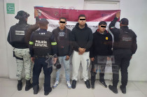 Tras una inspección protocolaria, se les encontraron tres bolsas con hierba verde y seca con características de marihuana.