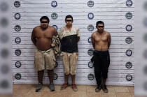 Juan “N” de 20 años, Juan “N” de 33 años y Francisco “N” de 30 años, junto con la probable droga y demás indicios asegurados, fueron presentados ante la Agencia del Ministerio Público con sede en Valle de Bravo.