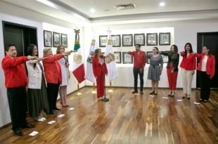 La senadora Cristina Ruiz Sandoval junto a los nuevos integrantes del Comité Directivo Estatal del PRI