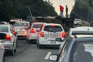 Volcadura en carriles centrales de Paseo Tollocan