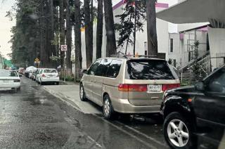 Automóviles estacionados que obstruyen el paso de ciclistas