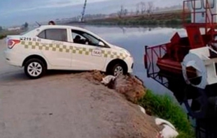 Se salva taxista de caer al río Lerma