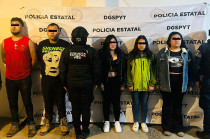 Se aseguraron un vehículo blindado con reporte de robo, un fusil AK-47, cuatro paquetes y 24 envoltorios de marihuana, 50 poncha llantas y cinco celulares.