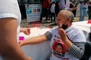 Inconformes colocaron mesas y se extrajeron sangre para escribir con ella la palabra LIBERTAD.