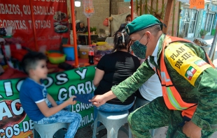 #Tecámac: Militares reparten cubrebocas y miden temperatura a quienes insisten en salir a la calle