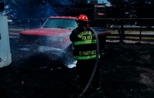 Sofocan Bomberos de Toluca incendio de pastizal en San Pablo Autopan