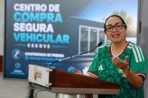 Azucena Cisneros Coss durante la presentación del Centro de Compra Segura Vehicular en Ecatepec.