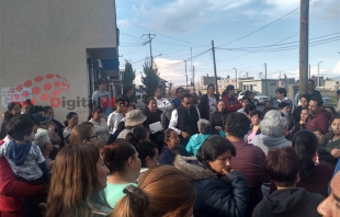 Bloquean vecinos la Toluca-Almoloya por falta de agua