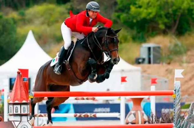 Nicolás Pizarro, jinete olímpico mexicano, galopa hacia el éxito al ascender al puesto 32 mundial en salto ecuestre según la FEI.