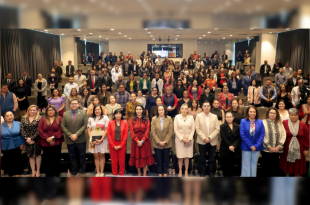 Autoridades electorales y representantes institucionales durante la conferencia “Participar sin miedo”.