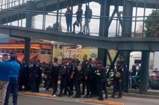 Golpean a policías tras arrollar a una mujer en Ecatepec